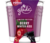 Glade Berry Winter Kiss s vůní ostružin a brusinek vonná svíčka ve skle, doba hoření až 38 hodin 129 g