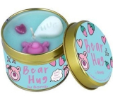Bomb Cosmetics Medvedí objatí - Bear Hug vonná prírodné, ručne vyrobená sviečka v plechovej dóze horí až 35 hodín