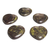 Epidot Hmatka, liečivý prírodný kameň v tvare srdca 3 cm 1 kus, liečivý kameň v tvare srdca