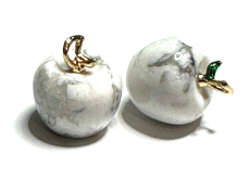 Magnezit / Howlit biele jablko prívesok, prírodný kameň 2,7 x 15 mm, čistiaci kameň