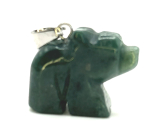 Chalcedón zelený prívesok medveď prírodný kameň, ručne brúsená figúrka 1,8 x 2,5 x 8 mm, kameň lásky, radosti