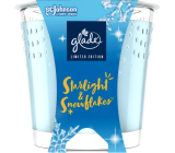 Glade Starlight & Snowflakes s vôňou zimných nocí a snehových vločiek vonná sviečka v skle, doba horenia až 38 hodín 129 g